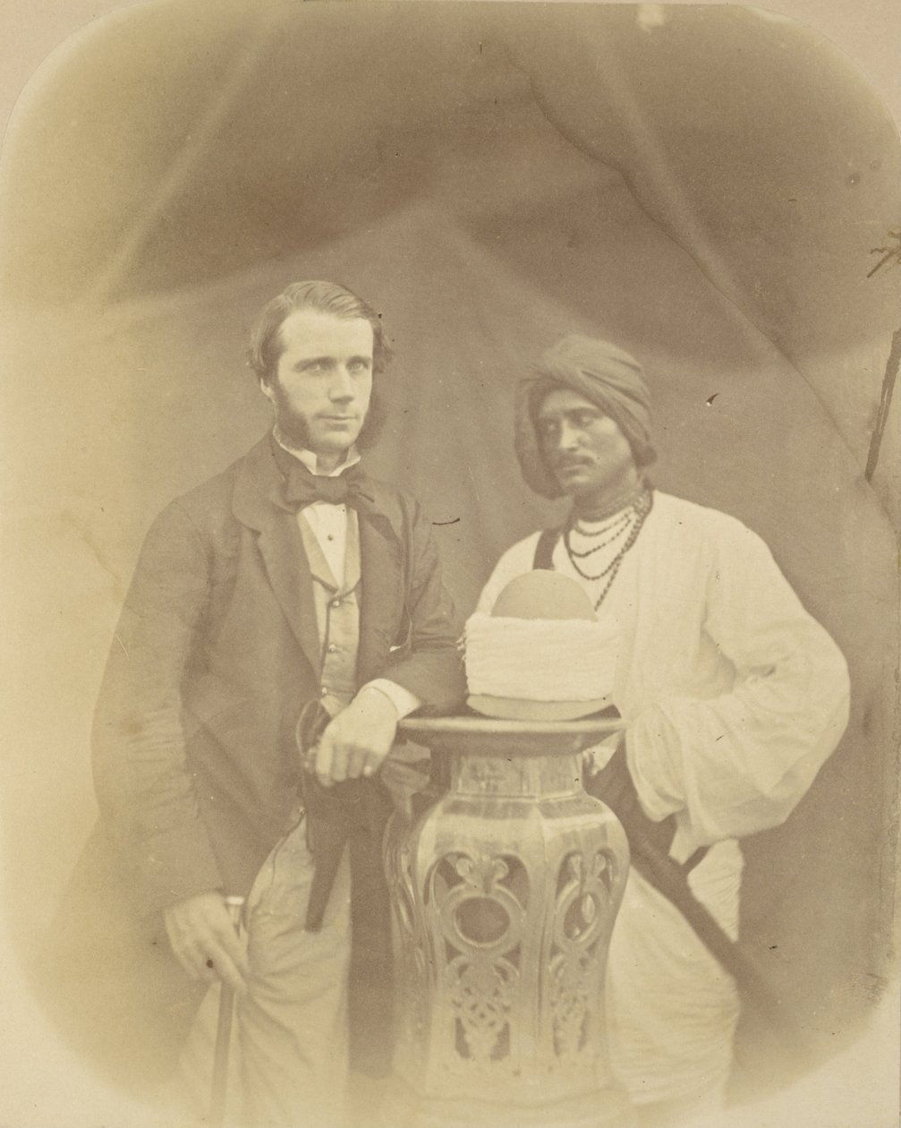 Portrett av J.D. Forsyth, Esq., C.S. Sec., sjefsjef ved Oude med sin indiske tjener av Felice Beato