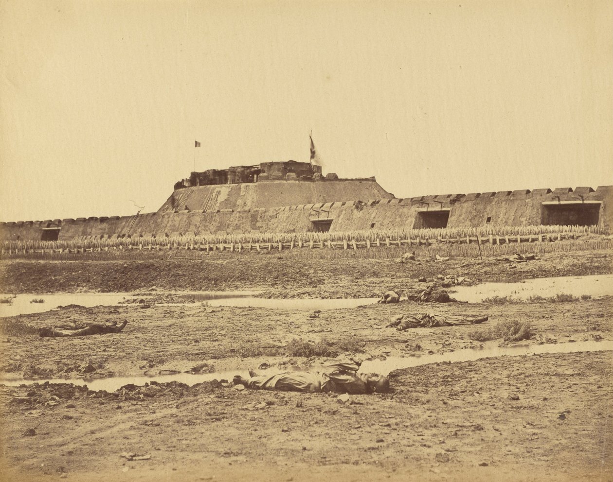 Baksiden av det nordlige fortet viser tilbaketrekningen til den kinesiske hæren, 21. august 1860 av Felice Beato