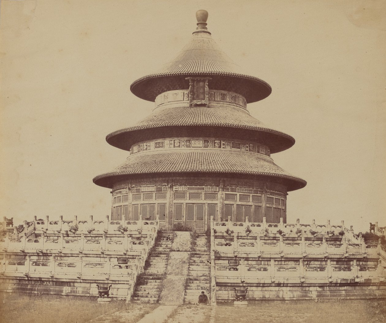 Himmelens hellige tempel hvor keiseren ofrer en gang i året, i den kinesiske byen Pekin, oktober 1860 av Felice Beato