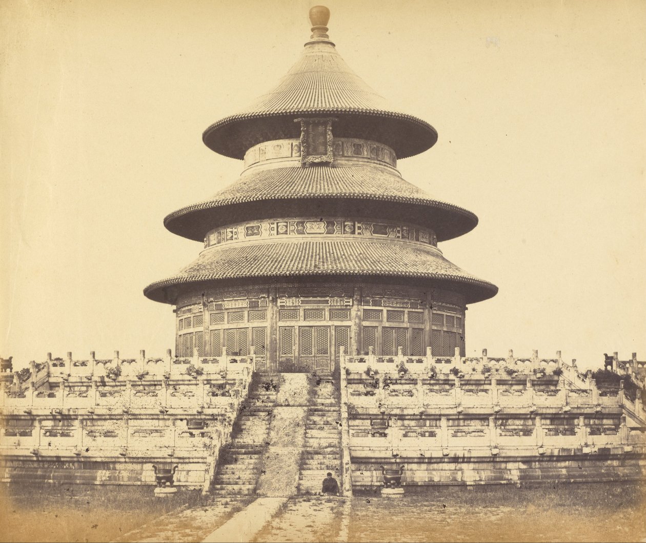Himmelens hellige tempel hvor keiseren ofrer en gang i året i den kinesiske byen Pekin, oktober av Felice Beato