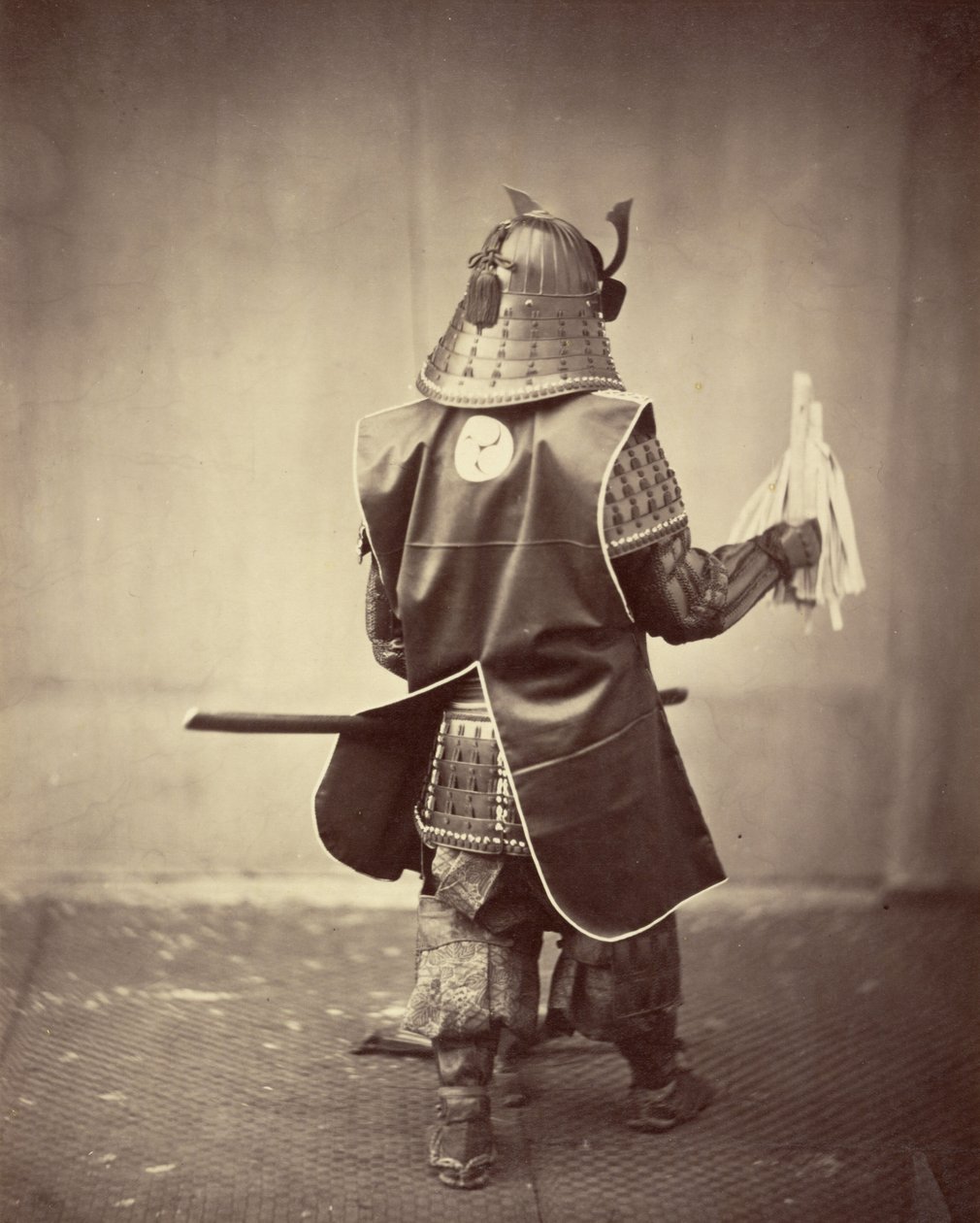 Samuraidrakt - sett bakfra av Felice Beato