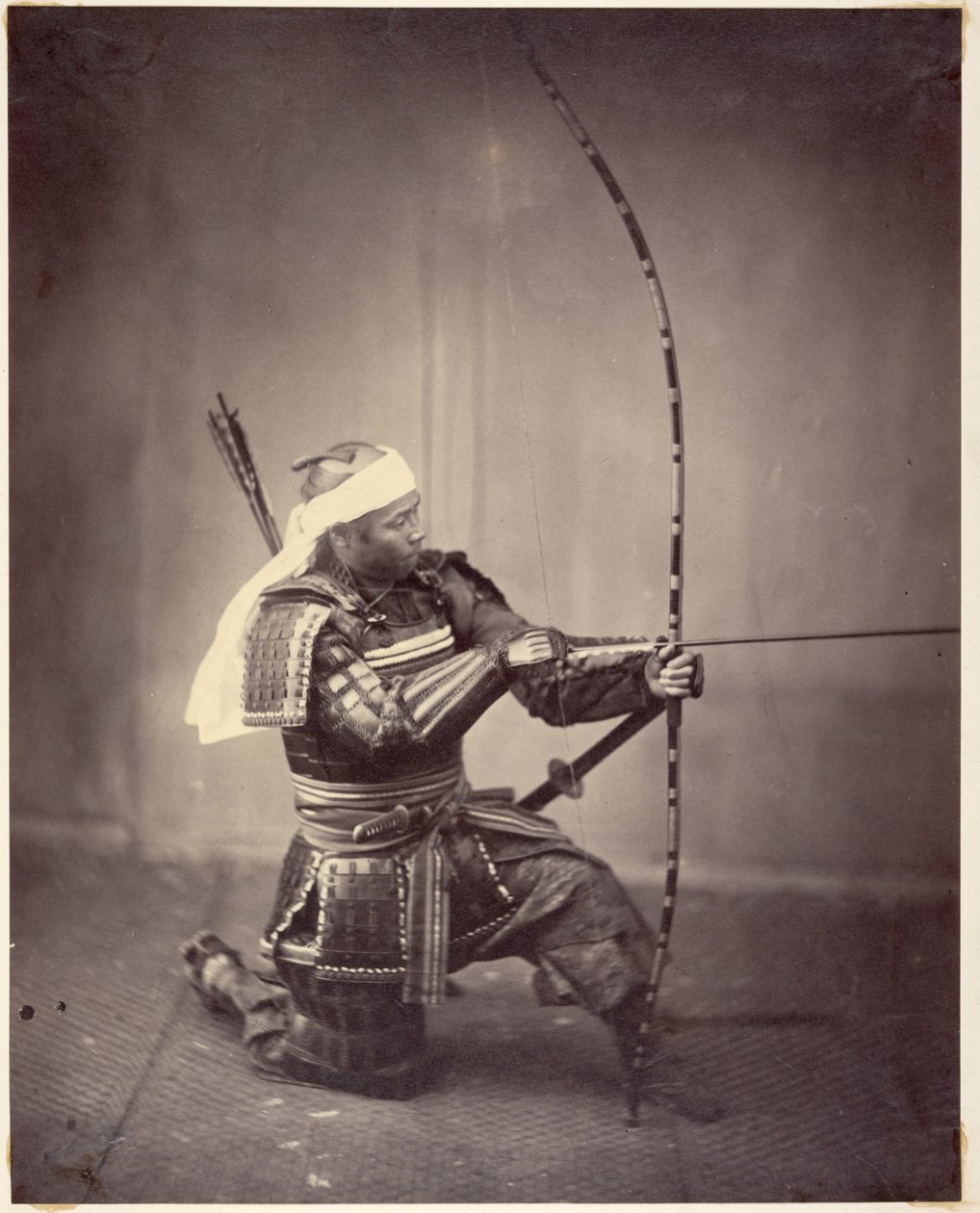 Samurai med langbue av Felice Beato
