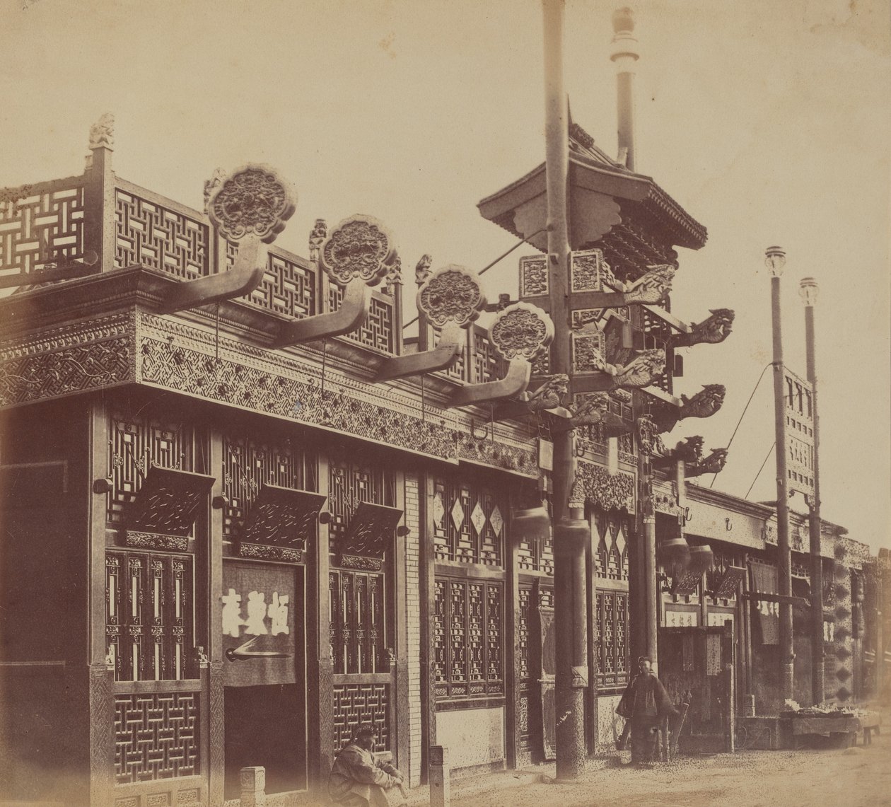 Butikker og gate, den kinesiske byen Pekin, oktober 1860 av Felice Beato