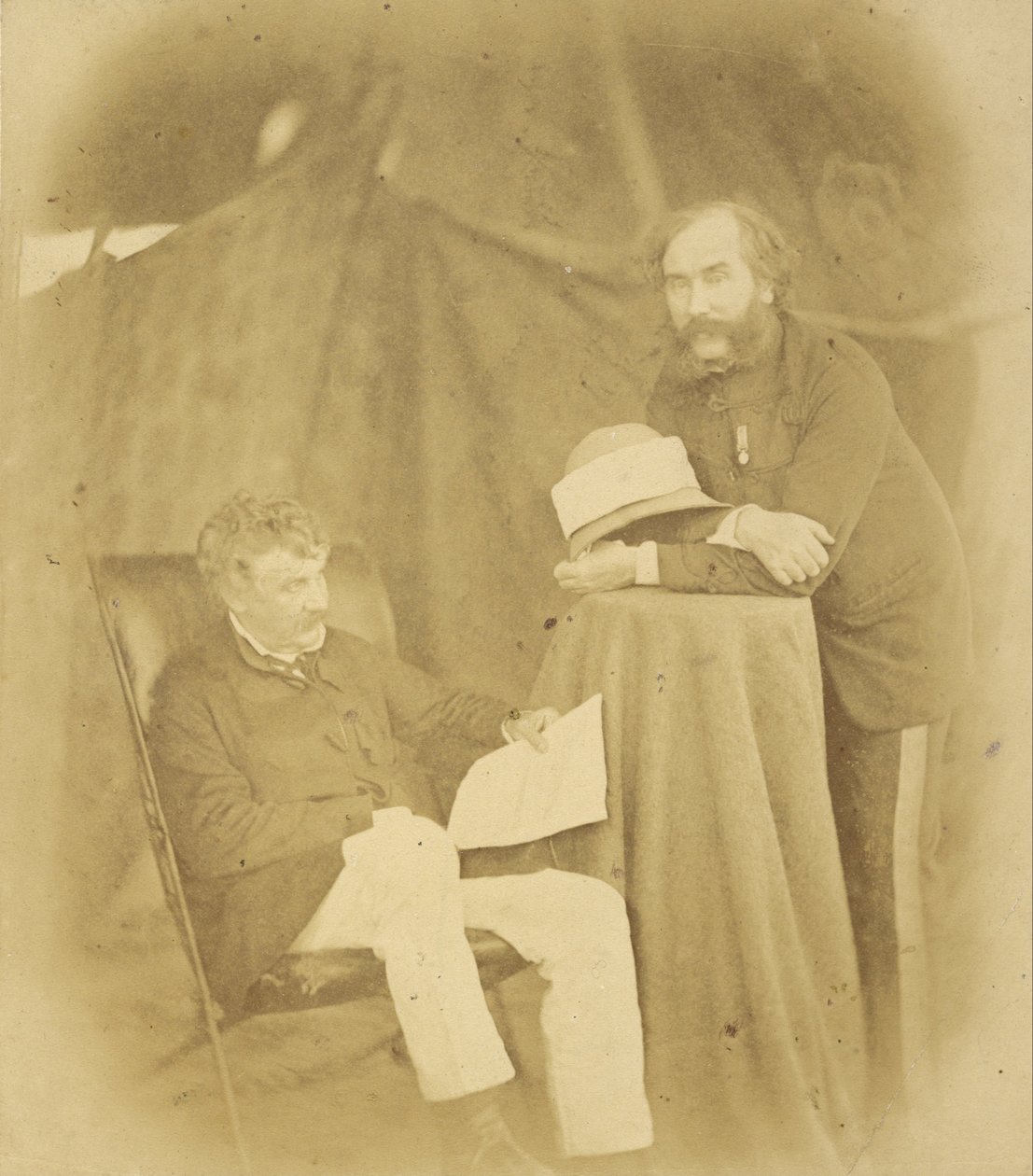Sir Henry Drury Harness, K.C.B., oberstkommandant, Royal Engineers og oberst Robert Abercromby av Felice Beato