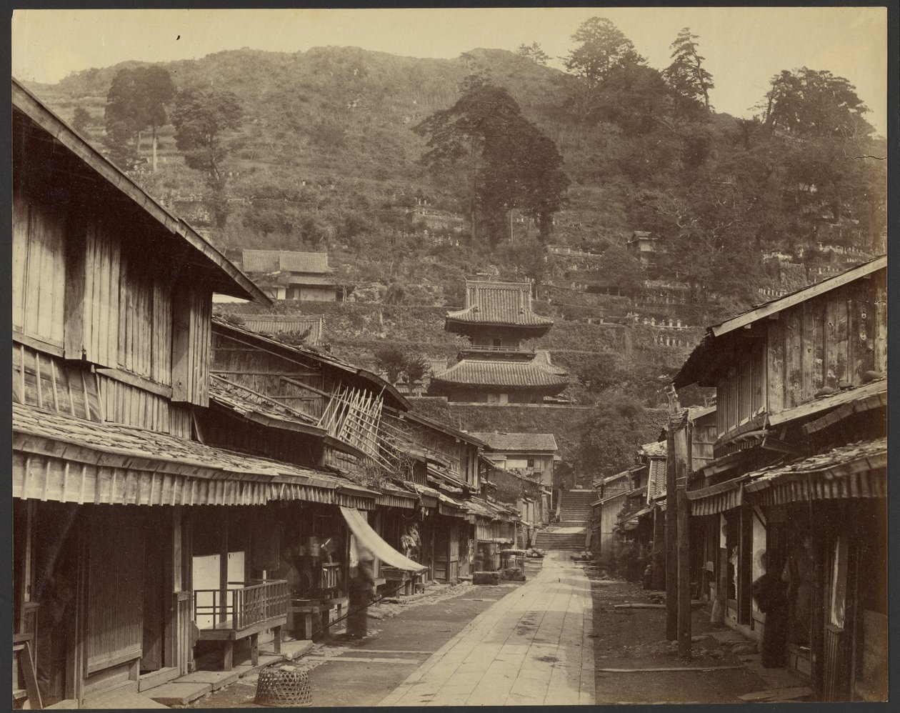 Temple Street, Native Town, Nagasaki av Felice Beato