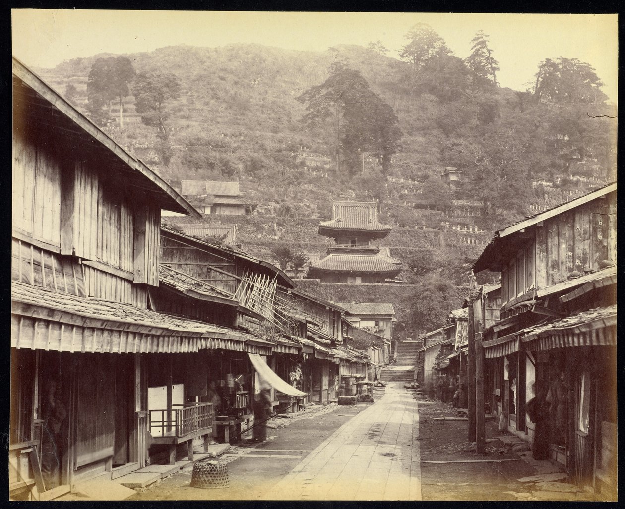 Temple Street, Native Town, Nagasaki av Felice Beato