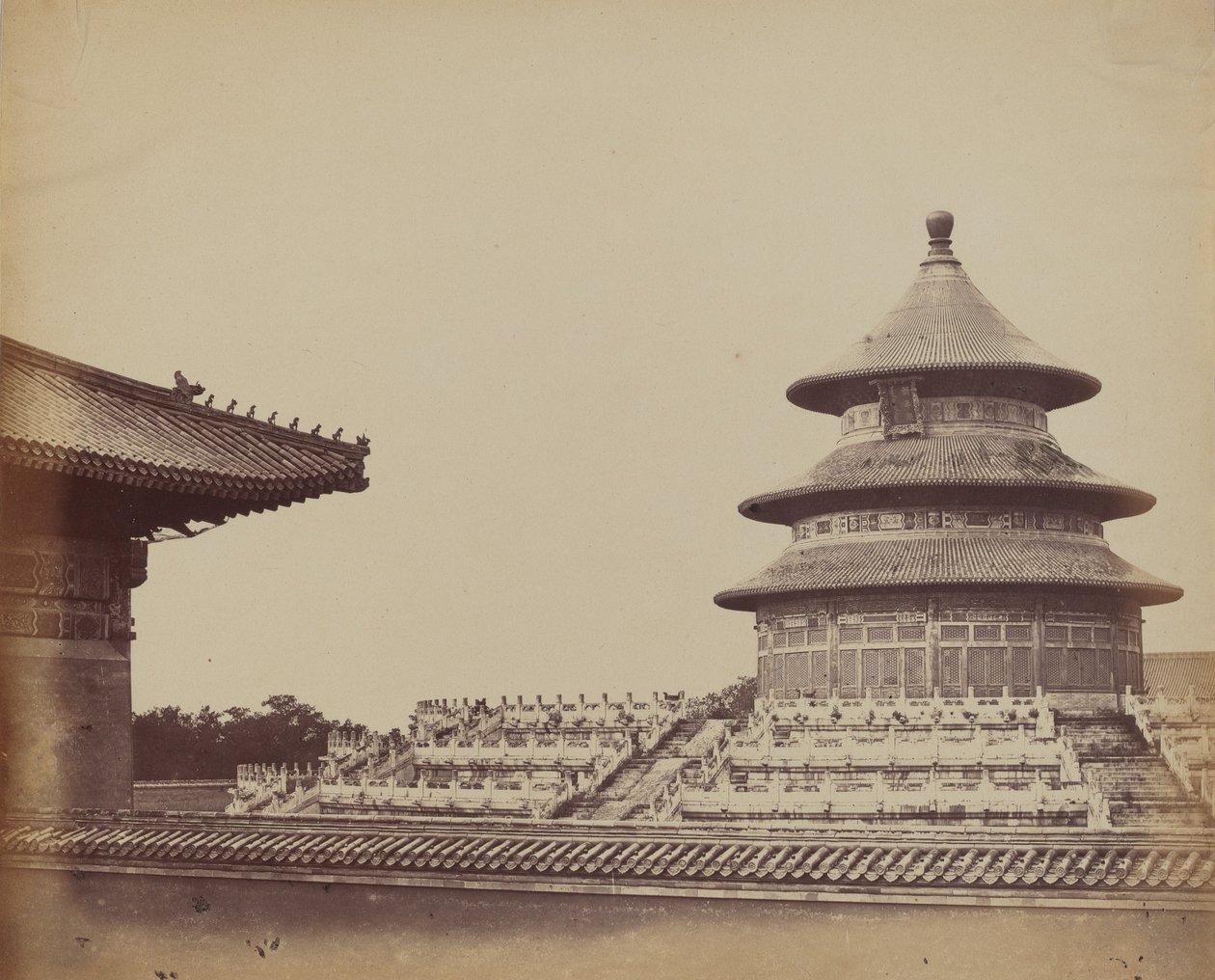 Himmelens tempel fra stedet der prestene blir brent, i den kinesiske byen... oktober 1860. av Felice Beato