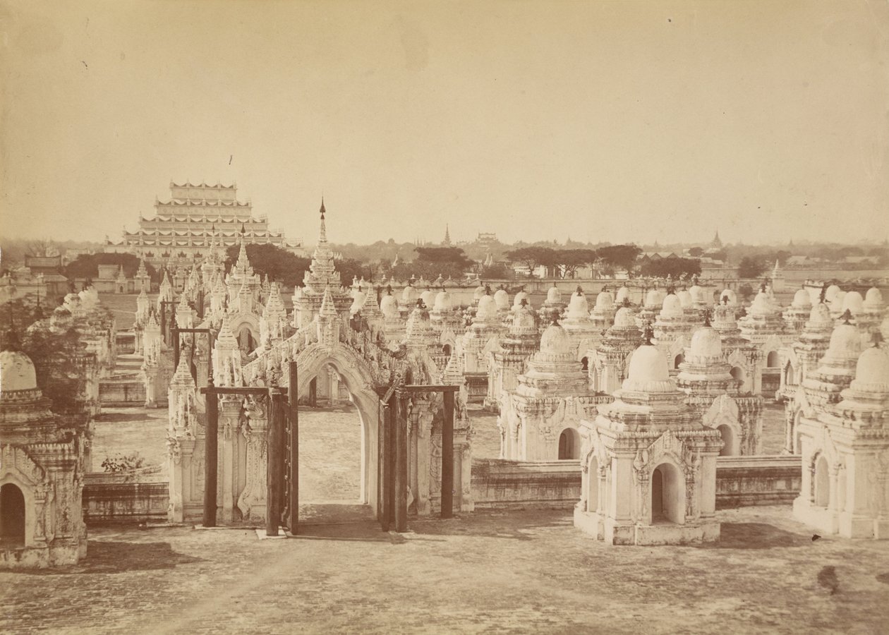 450 -pagoden fra Central Pagoda - Mandalay av Felice Beato