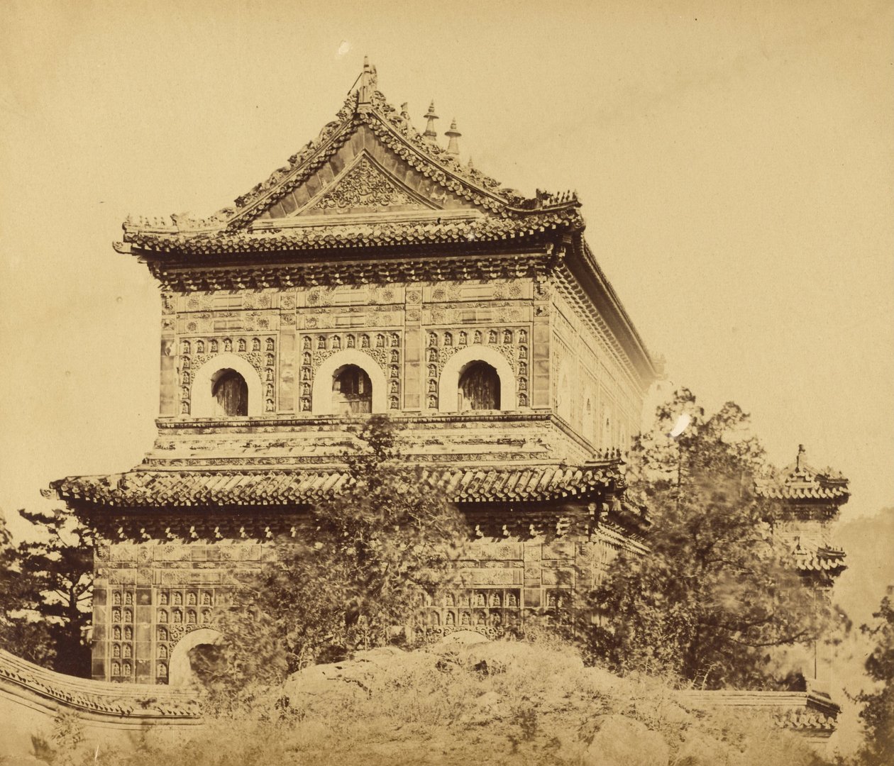 Det store keiserlige porselenspalasset (Yuan Ming Yuan), Pekin, oktober 1860 av Felice Beato