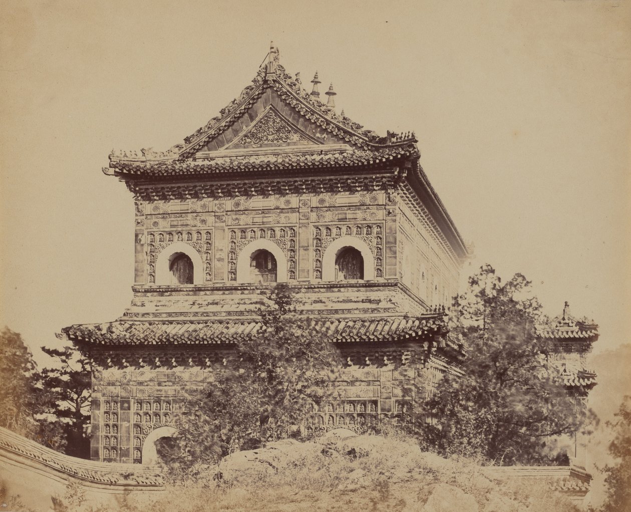 Det store keiserlige porselenspalasset Yuen Min Yuen, Pekin, 18. oktober 1860, 1860. av Felice Beato