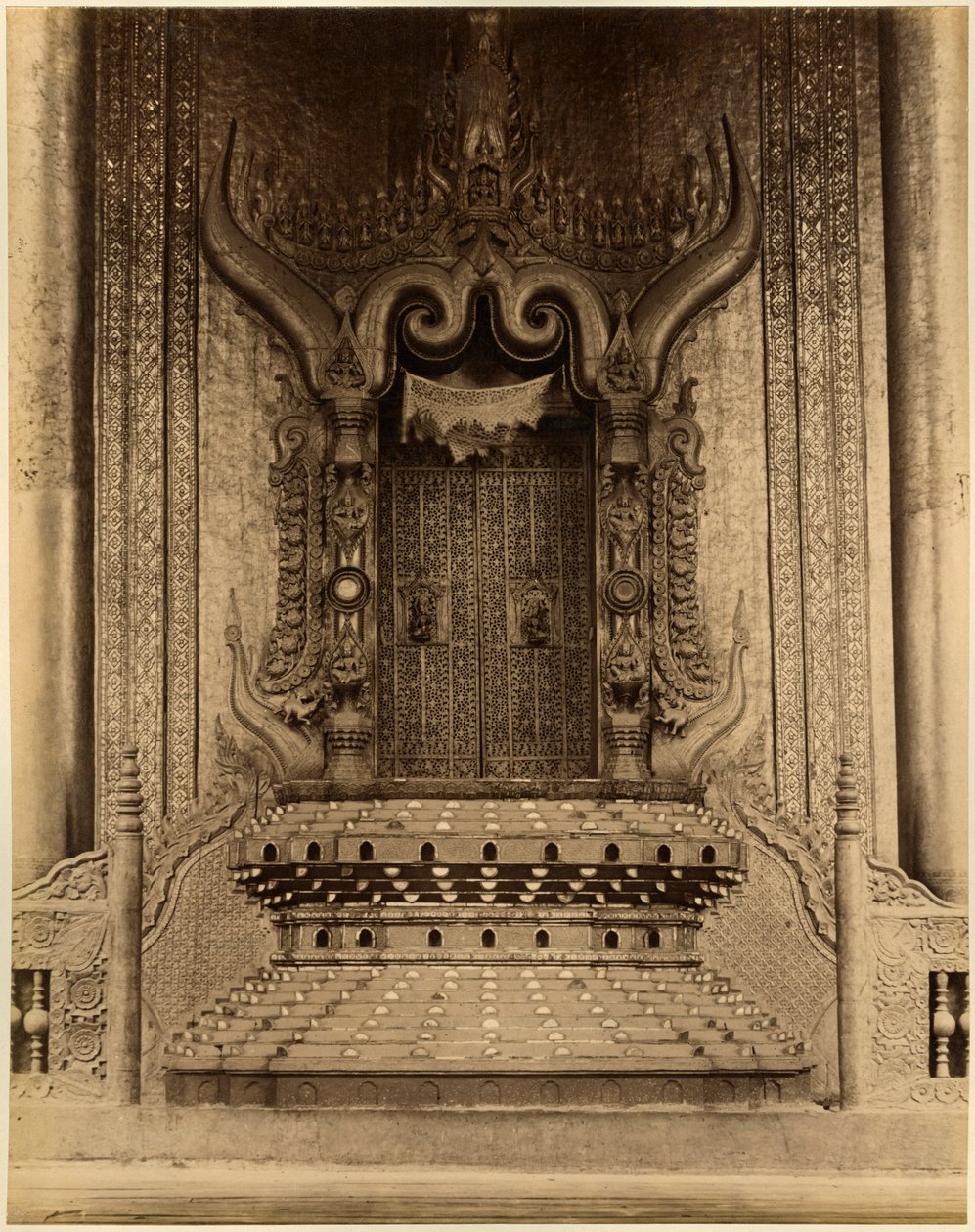 The-ha-thana eller løvenes trone i Myei-nan eller Main Audience Hall i palasset i Mandalay, Burma, sent på 1800-tallet (albumintrykk) av Felice Beato