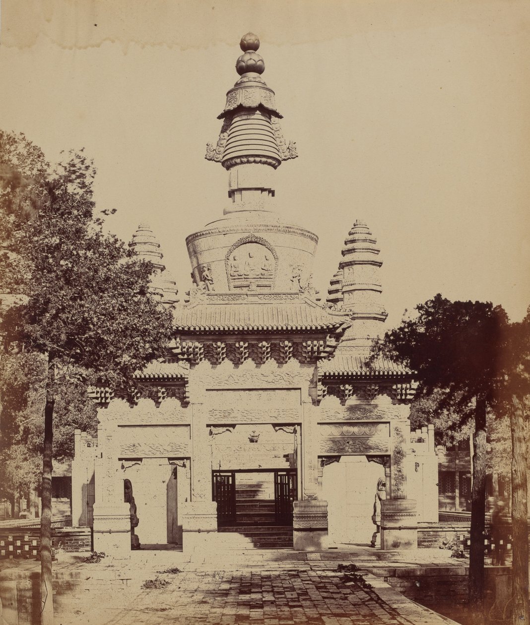 Thibetansk monument i Lama-tempelet, Pekin, oktober 1860, av Felice Beato
