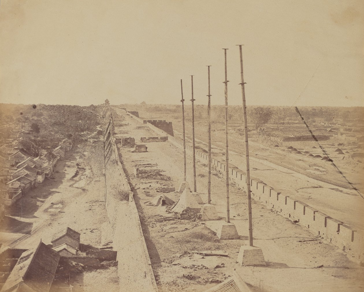 Toppen av muren fra Anting Gate, Pekin, tatt i besittelse av engelske og franske tropper, oktober 1860 av Felice Beato