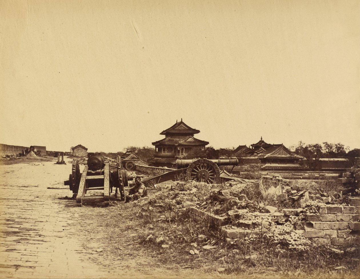 Toppen av muren i Pekin som viser kinesiske våpen rettet mot batteriene våre, 14. oktober 1860 av Felice Beato