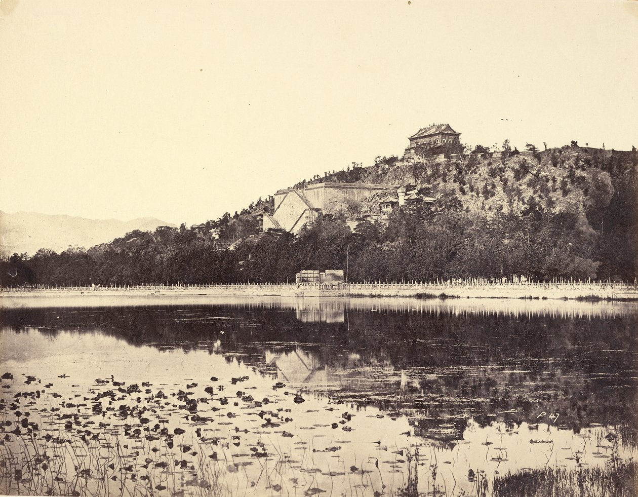 Utsikt over det keiserlige sommerpalasset, Yuen-Ming-Yuen, etter brenningen, tatt fra innsjøen, Peking, 18. oktober, 1860 av Felice Beato