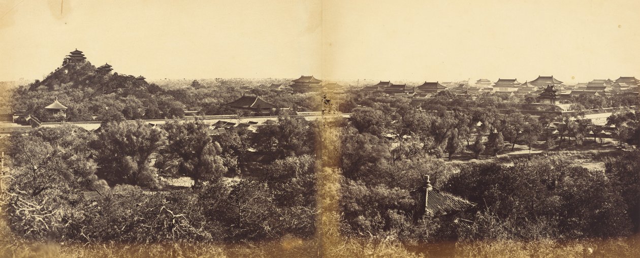 Utsikt over det keiserlige vinterpalasset, Pekin, viser den kunstige høyden, 29. oktober 1860 av Felice Beato