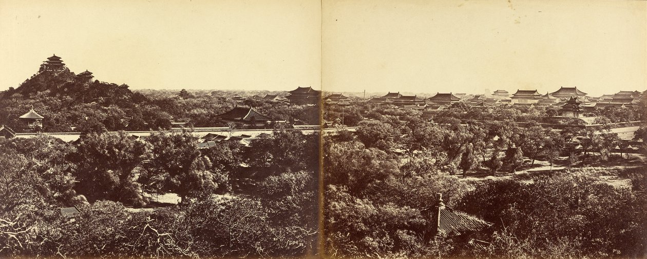 Utsikt over det keiserlige vinterpalasset, Peking, som viser den kunstige høyden, 29. oktober 1860 av Felice Beato