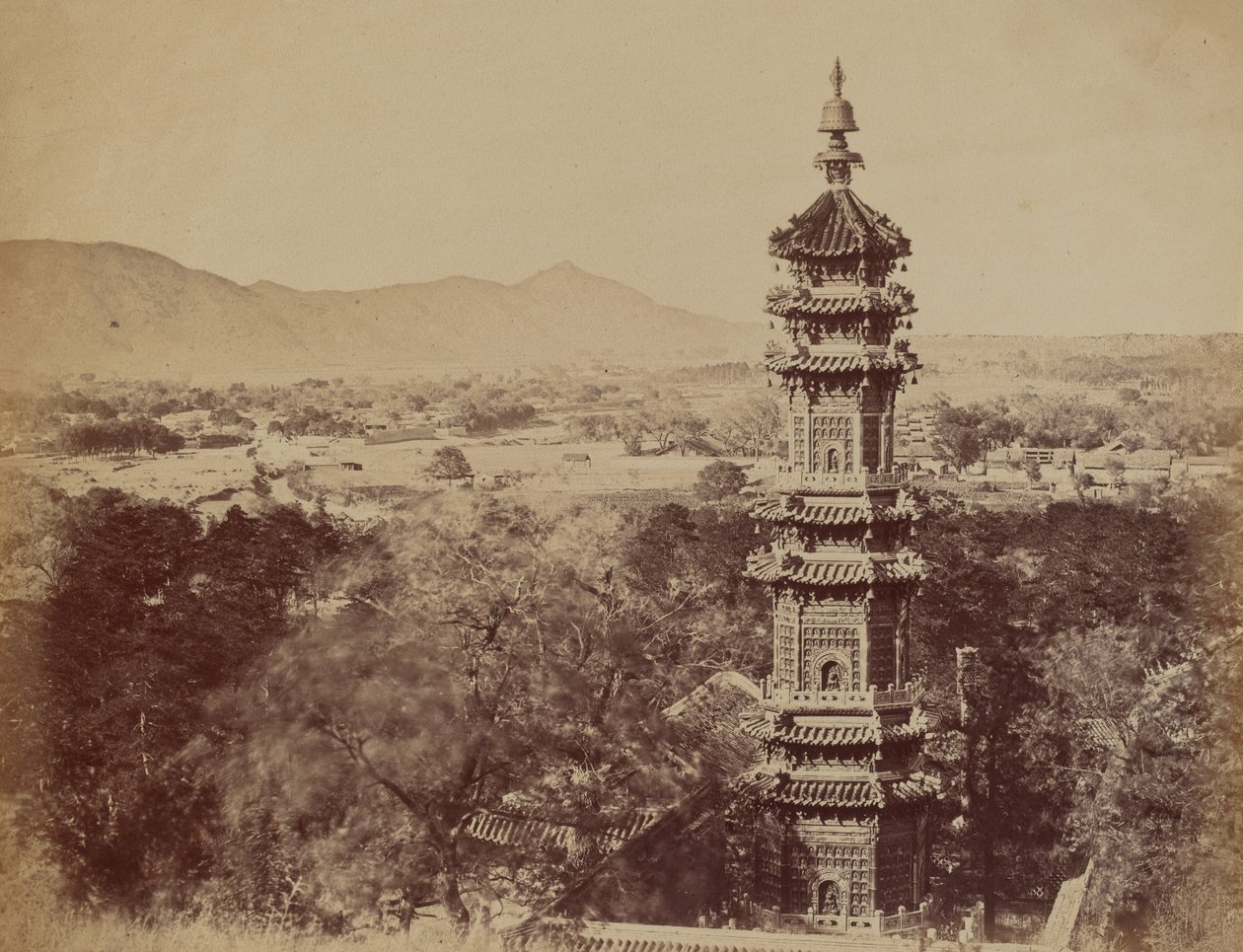 Utsikt over sommerpalasset Yuen Min Yuen, Pekin, viser pagoden før brenningen, oktober 1860 av Felice Beato