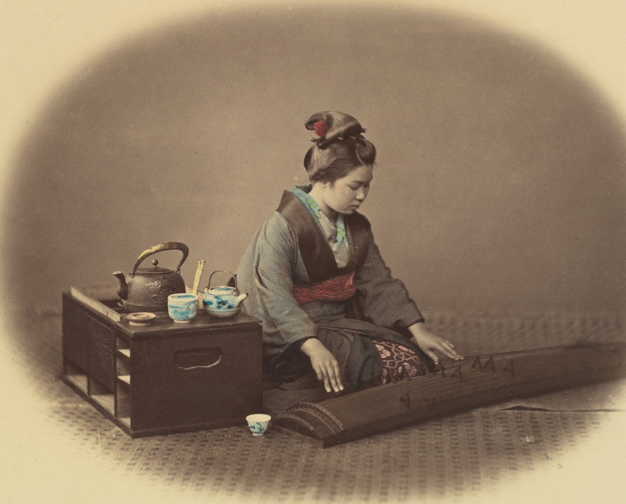Kvinne med te-sett som spiller Koto, ca. 1860. av Felice Beato