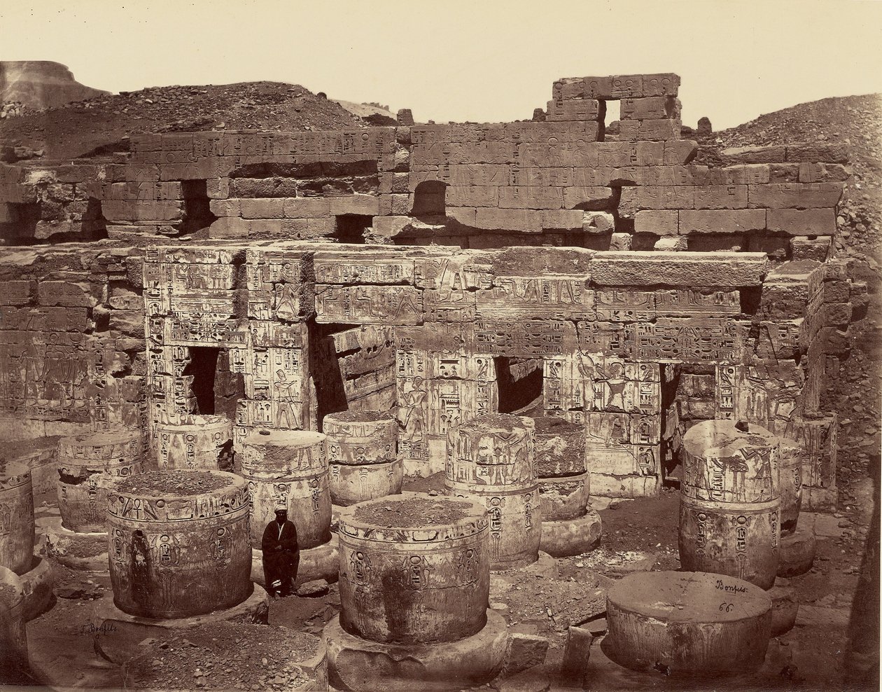 3. gårdsplass i det store tempelet i Medinet Habu, eller søylenes gårdsplass. Theben av Félix Bonfils