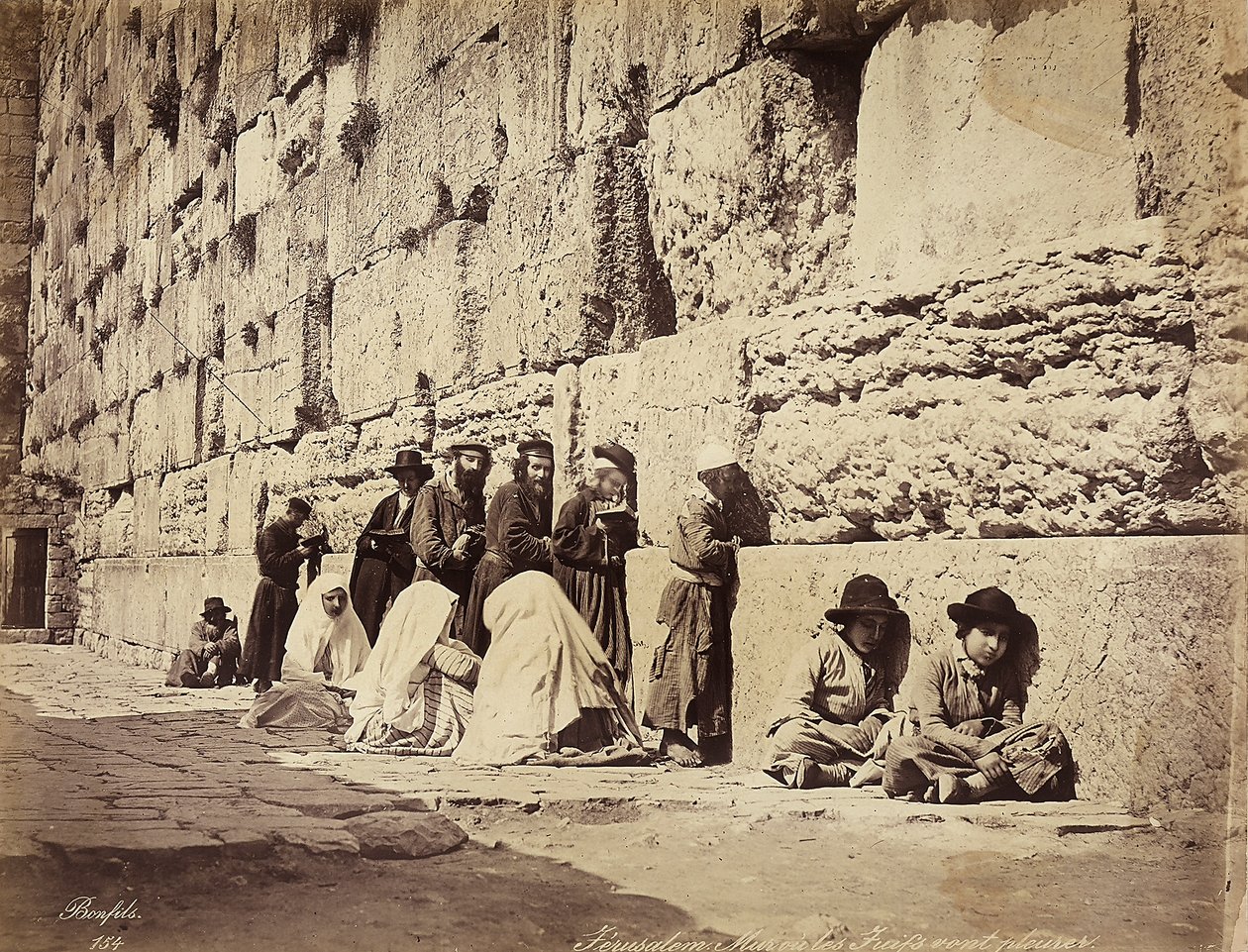En gruppe israelitter ber ved Klagemuren (eller Vestmuren), Jerusalem av Félix Bonfils