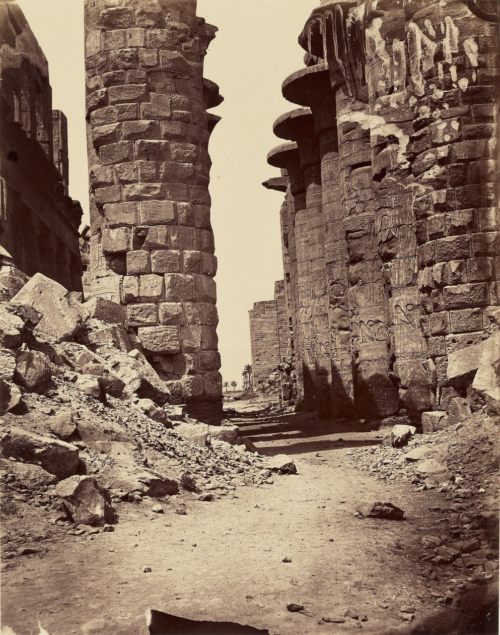 Sentral allé i hypostylsalen, sett fra øst (Karnak) - Theben av Félix Bonfils
