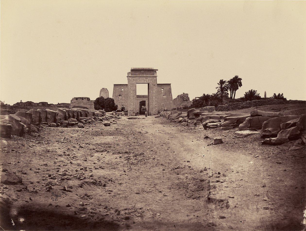 Sfinksaveny og ptolemeisk propylon, Karnak, Theben av Félix Bonfils