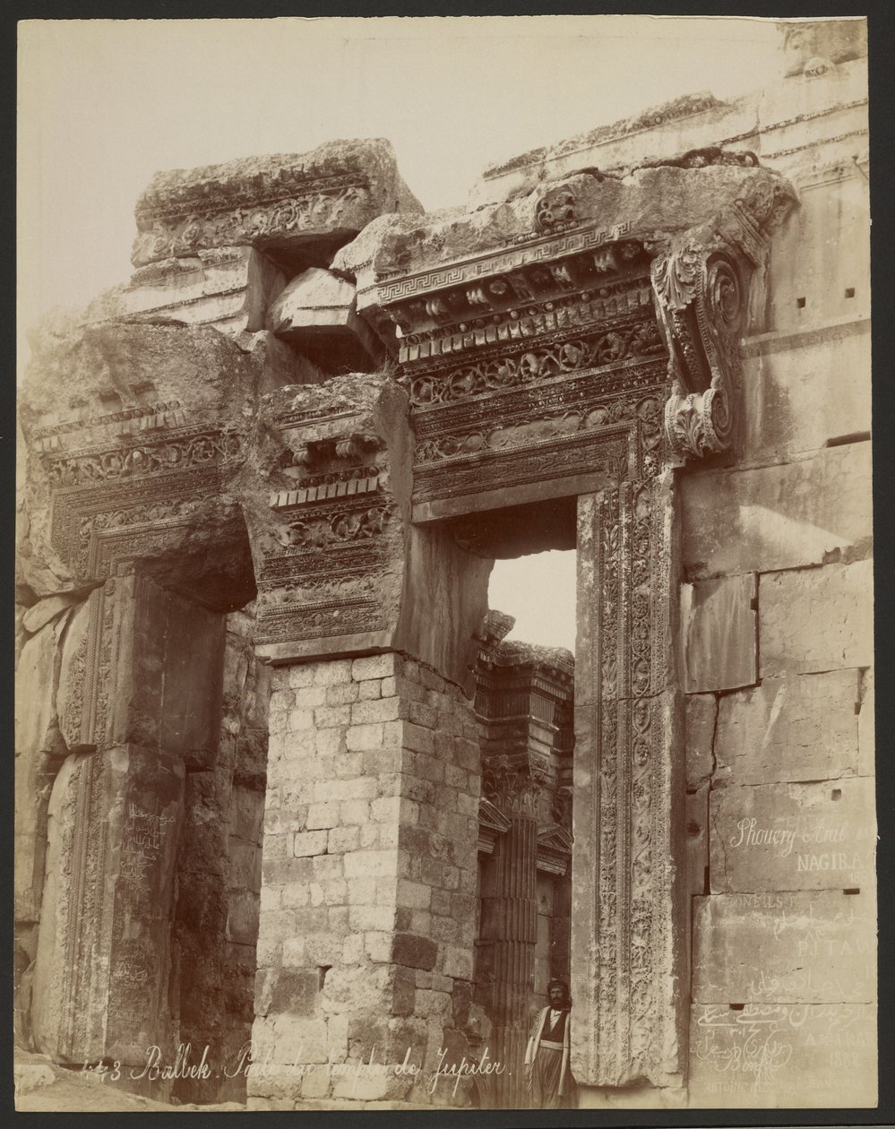 Baalbek, porten til Jupiters tempel av Félix Bonfils