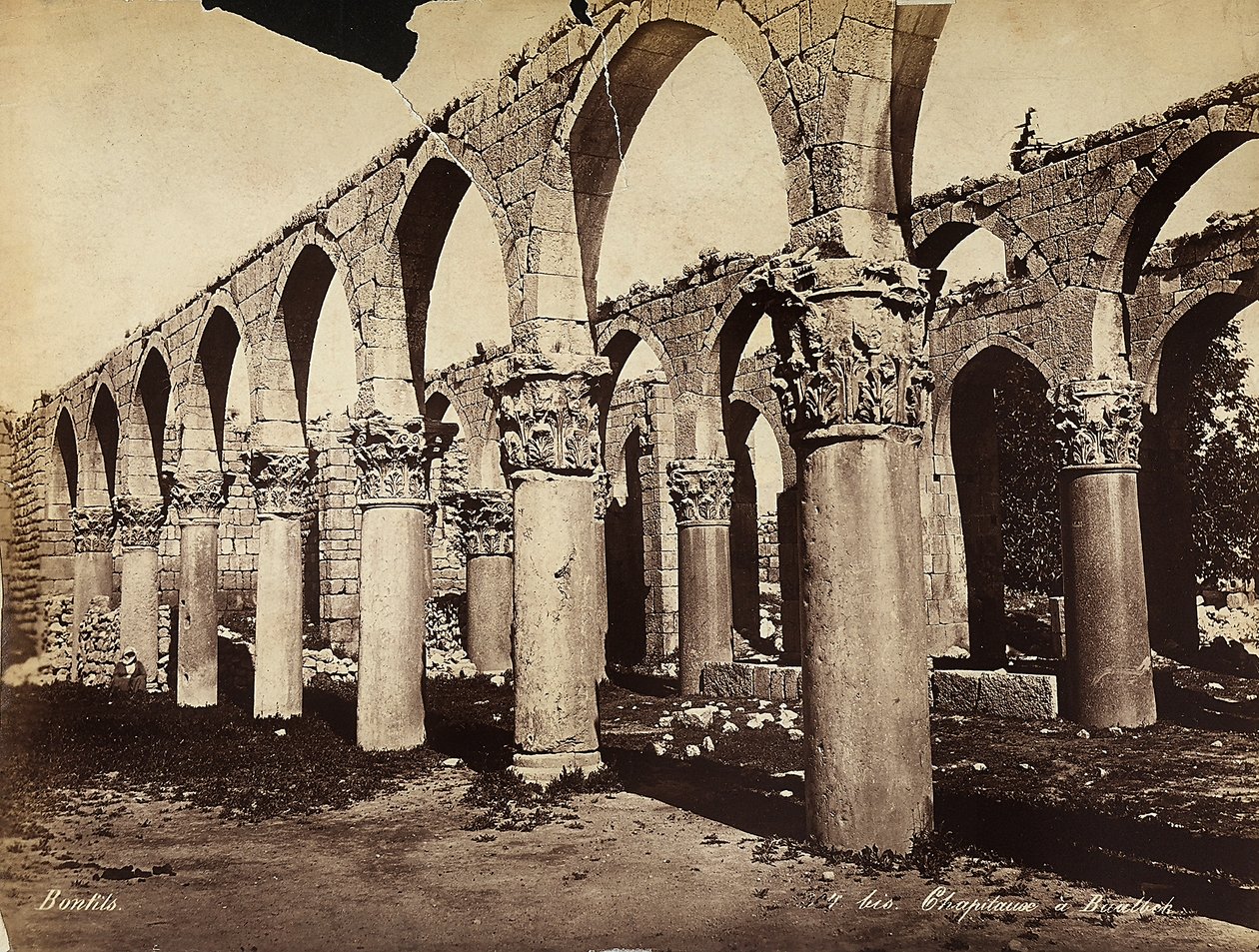 Søyler og buer i den arkeologiske sonen Heliopolis eller Baalbek, Libanon av Félix Bonfils