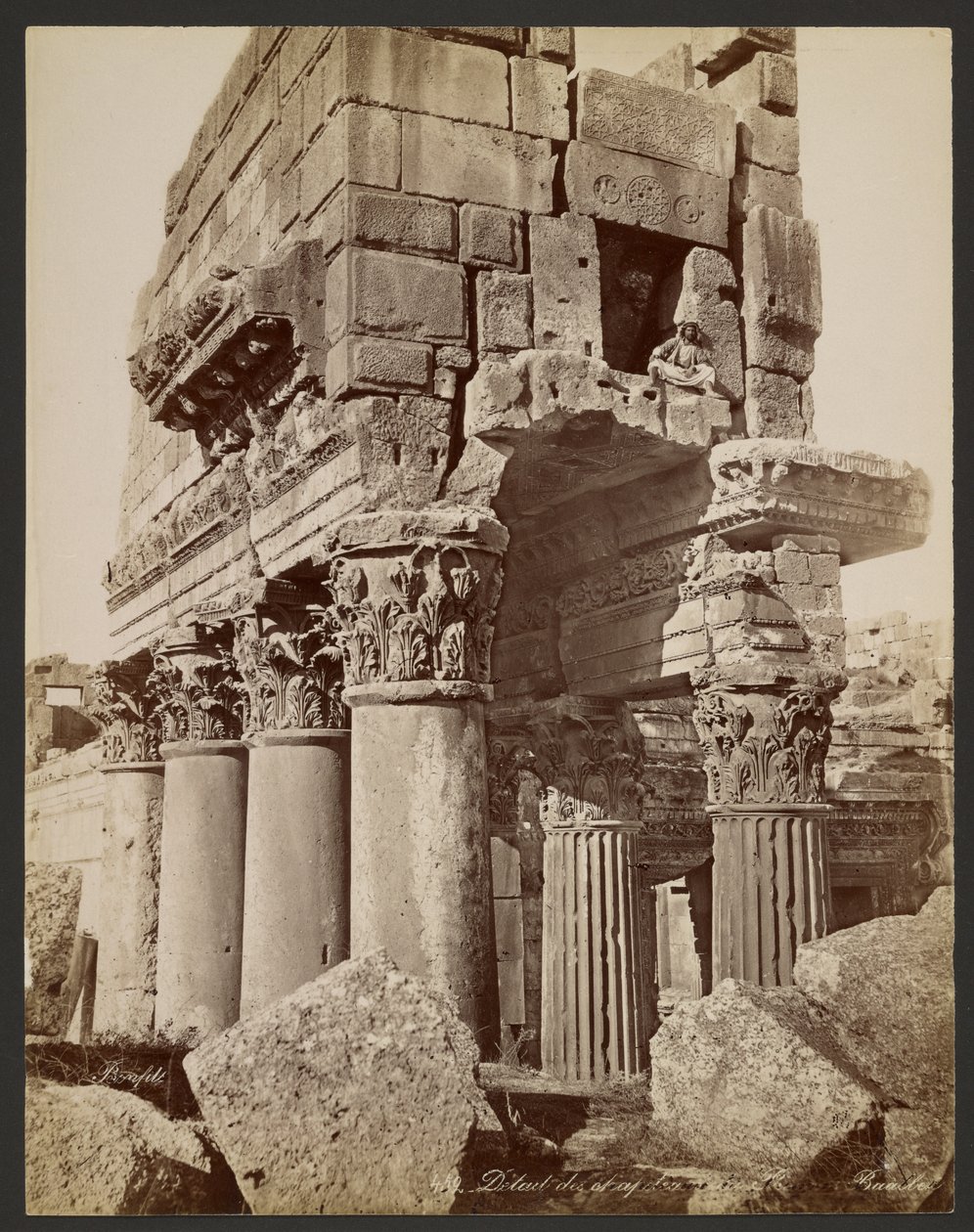 Detalj av kapitlene i pronaos i Baalbek av Félix Bonfils