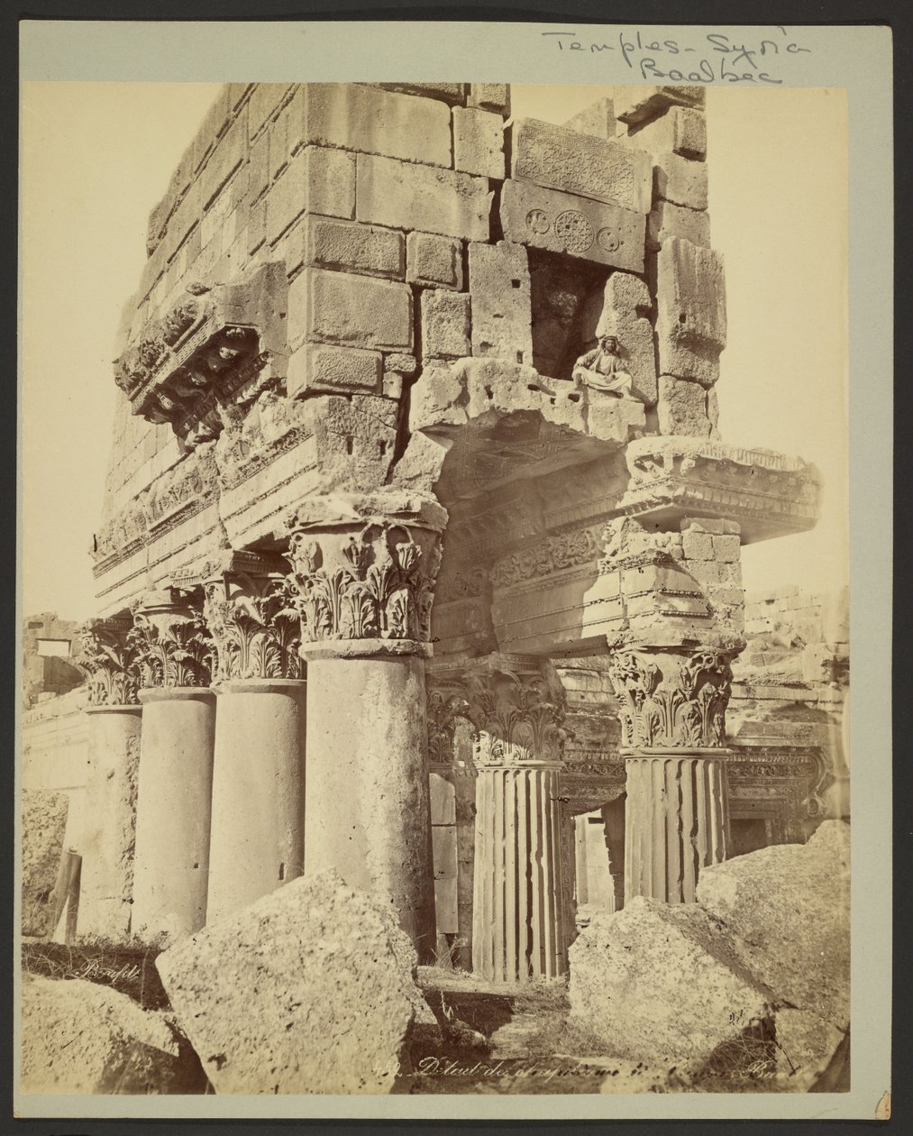 Detalj av kapitélene i pronaoset i Baalbek av Félix Bonfils