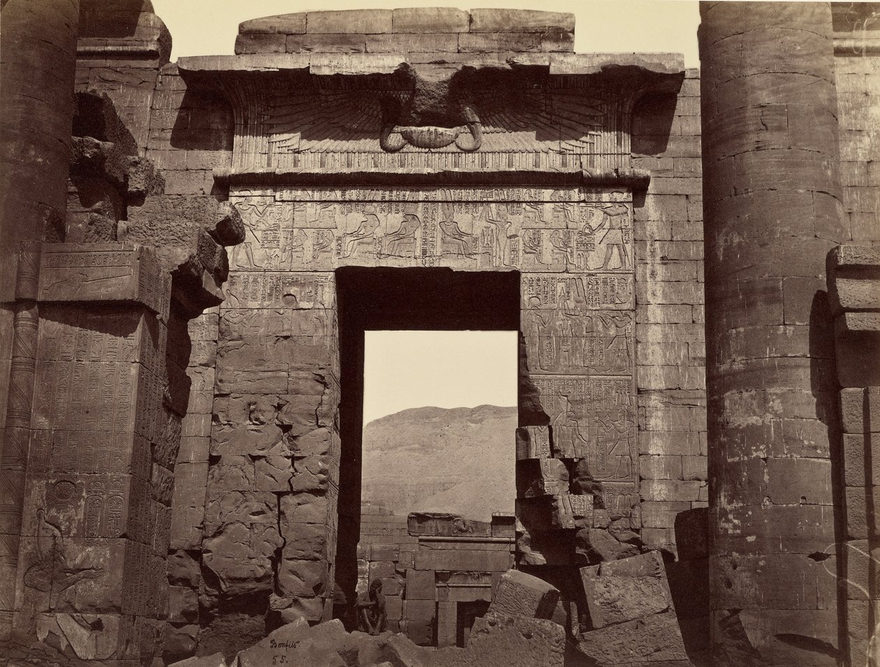 Detaljer av inngangsporten til tempelet, Medinet Habu av Félix Bonfils