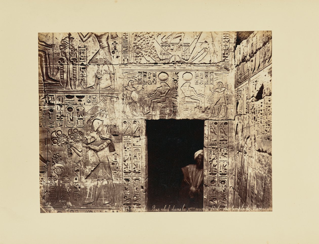 Egypt. Basrelieff i den andre gårdsplassen til høyre for Ramses-tempelet av Félix Bonfils