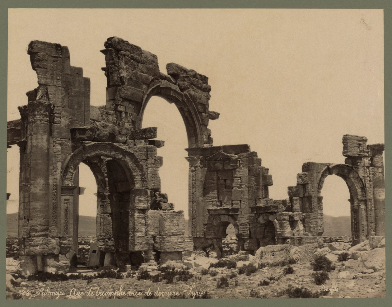 Inngang til The Great Colonnade, Palmyra, ca. 1875 (albumtrykk) av Félix Bonfils