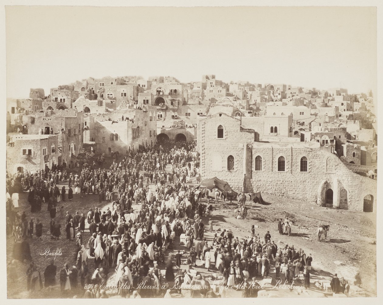 Pilegrimenes inntog i Betlehem... Palestina #899 av Félix Bonfils