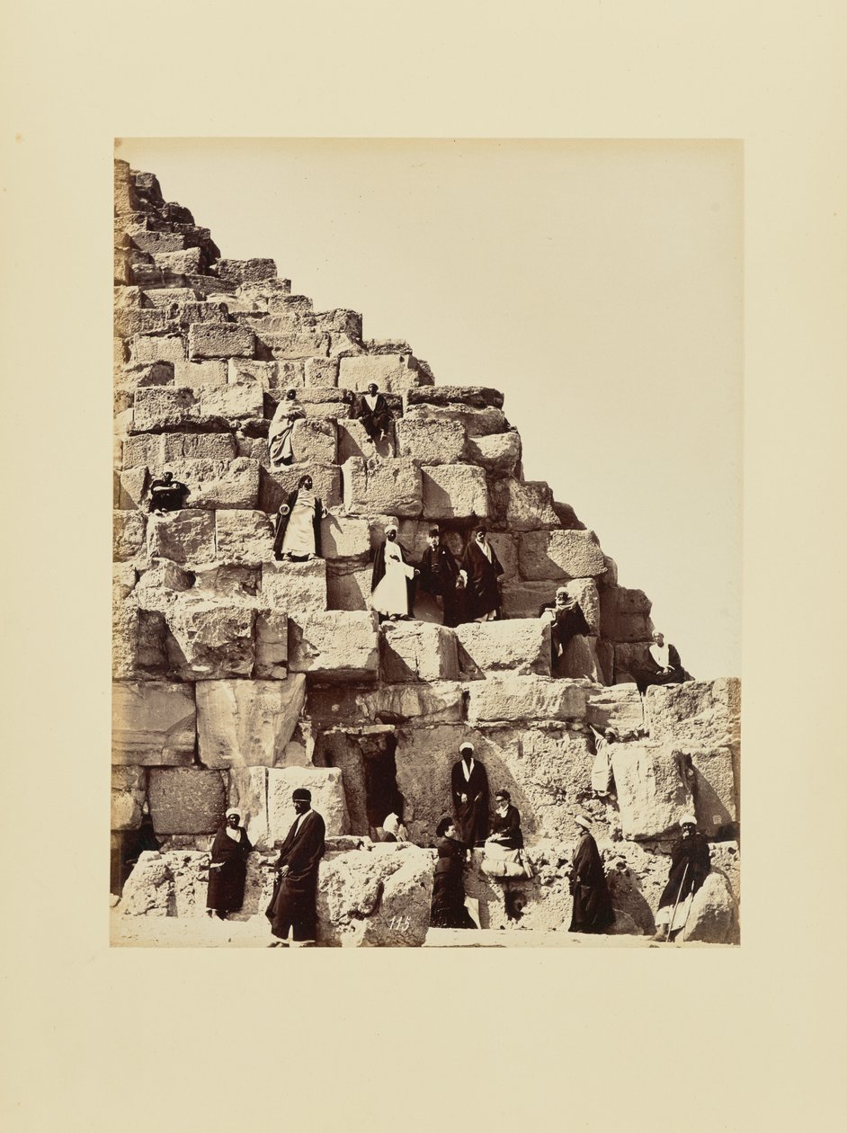 Gruppeportrett på steinblokkene i en pyramide, Egypt av Félix Bonfils