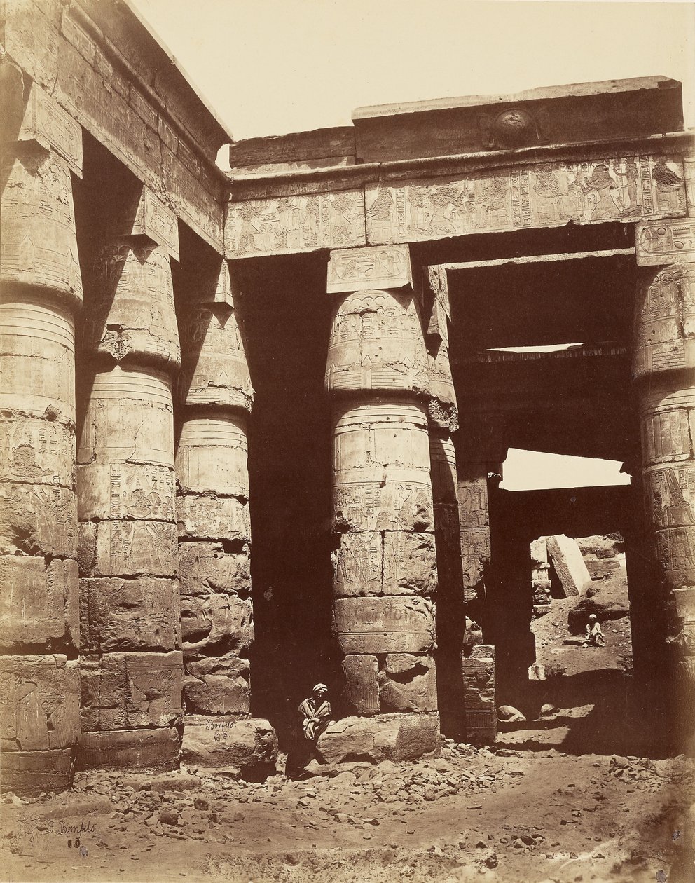 Interiør av den første gårdsplassen i Ramses IIIs tempel i Karnak [Theben] av Félix Bonfils