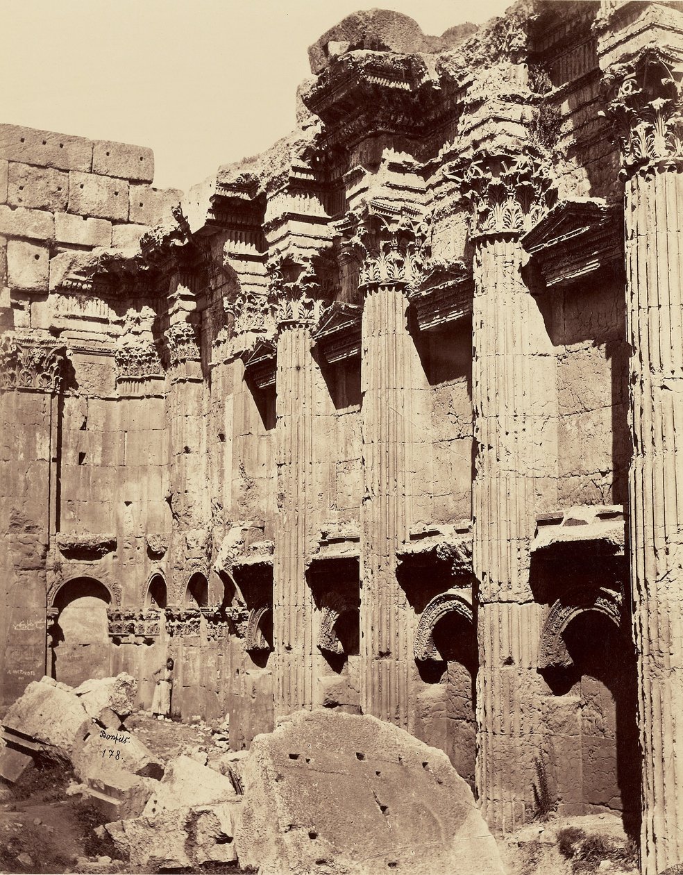 Interiør i Jupiter-tempelet - Baalbek av Félix Bonfils