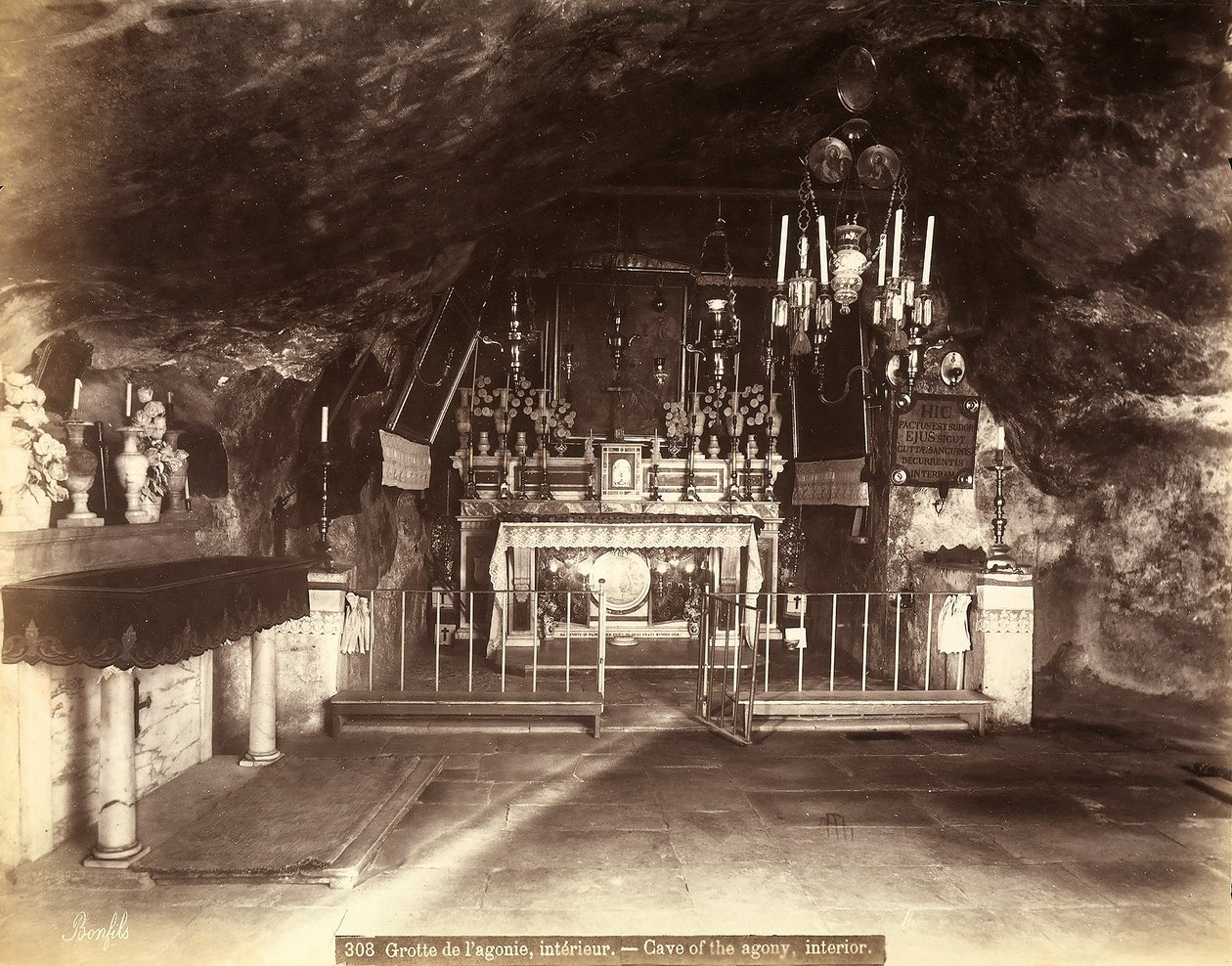 Interior of the Grotto of the Agony, or Basilica of the Agony, presently called Church of All Nations, in Jerusalem. According to tradition, Jesus spent his last moments here before being arrested av Félix Bonfils