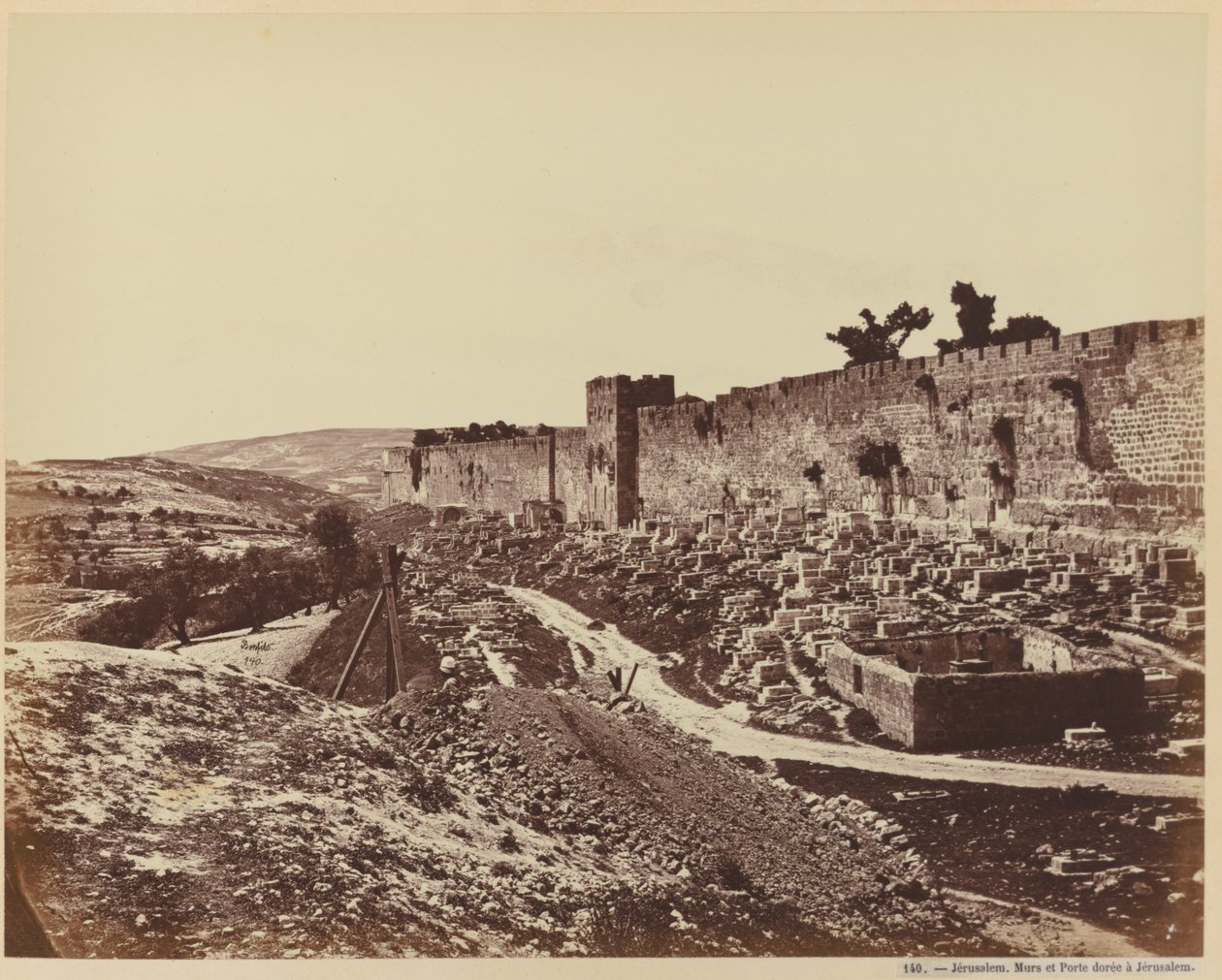 Jerusalem. Murer og Den gylne port i Jerusalem. av Félix Bonfils