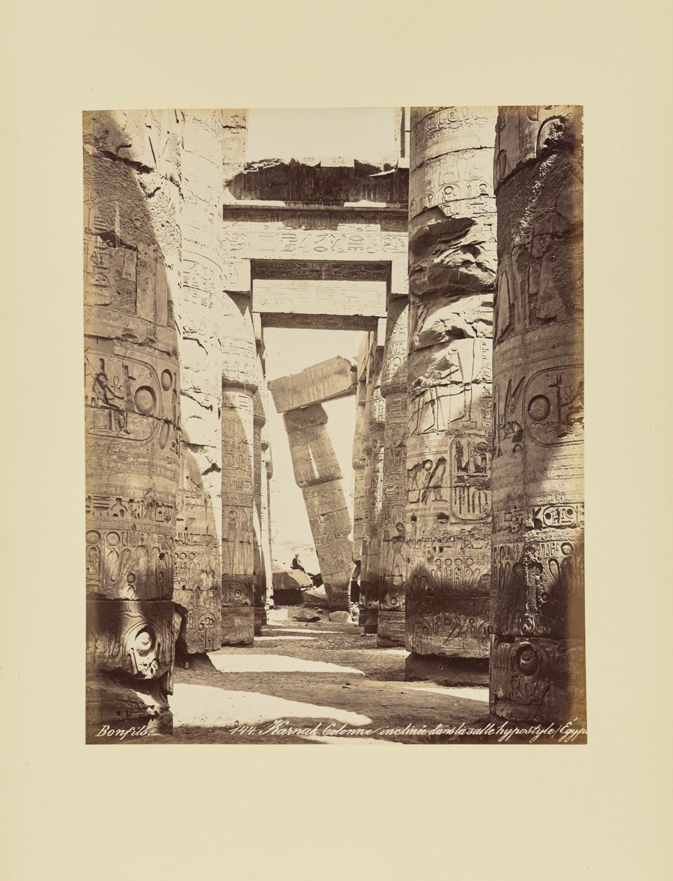Karnak. Skjevende søyle i hypostylehallen, Egypt av Félix Bonfils
