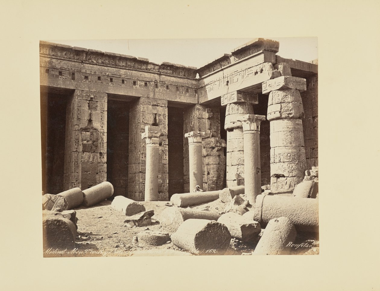 Medinet Habu, andre gårdsrom, galleri av Thutmose I (Egypt) av Félix Bonfils