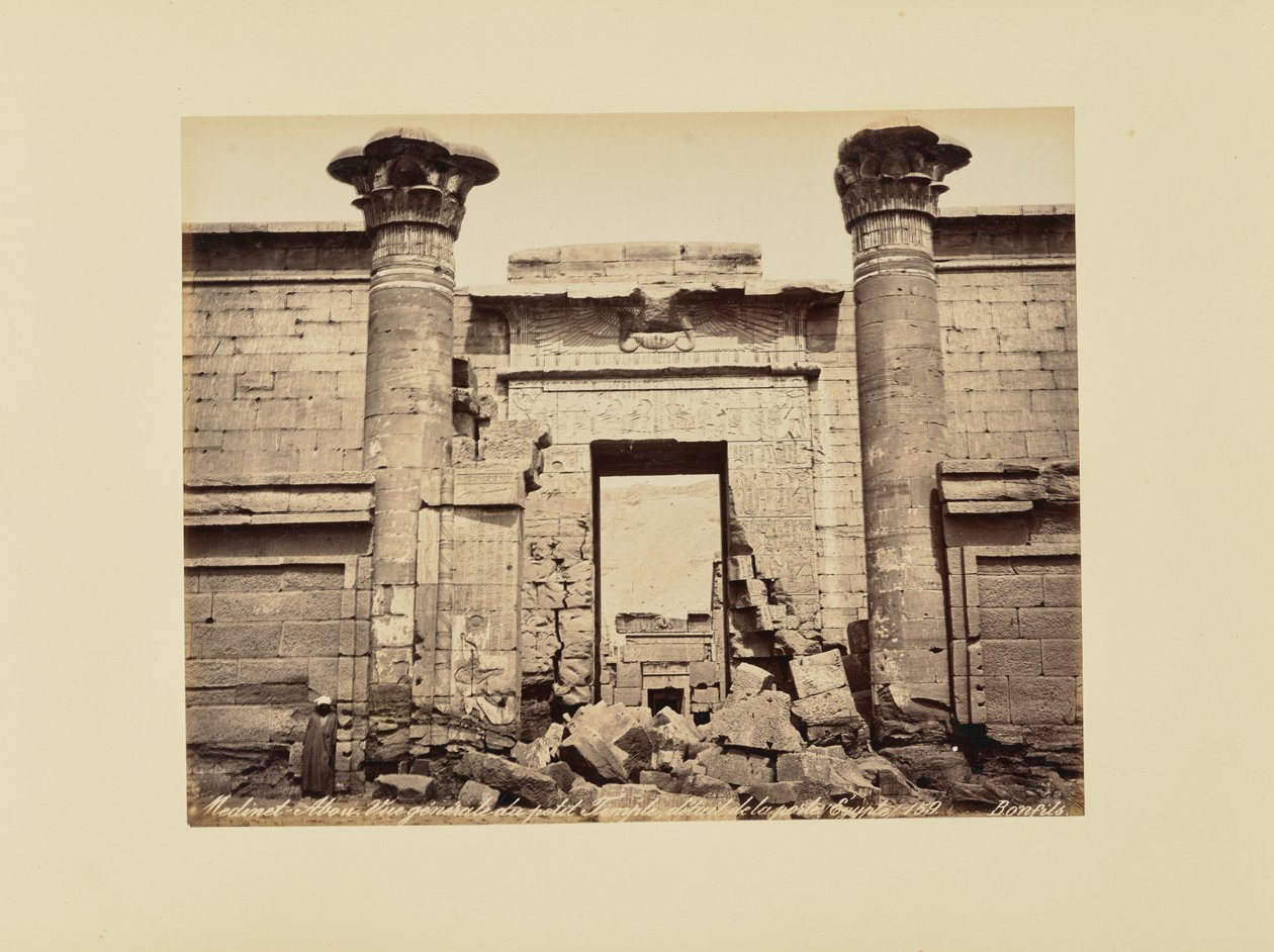 Medinet-Abou. Oversiktsbilde av det lille tempelet, detalj av porten (Egypt) av Félix Bonfils