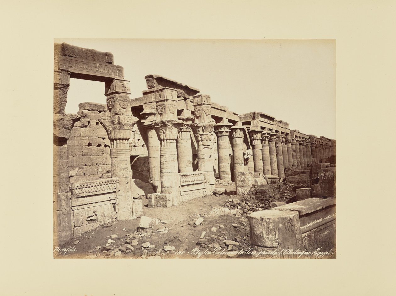Philae. Isis-kolonnaden, tatt fra obelisken (Egypt) av Félix Bonfils