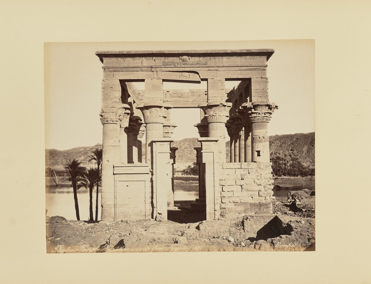 Philae. Hypaetraltempel, sett forfra, Egypt av Félix Bonfils