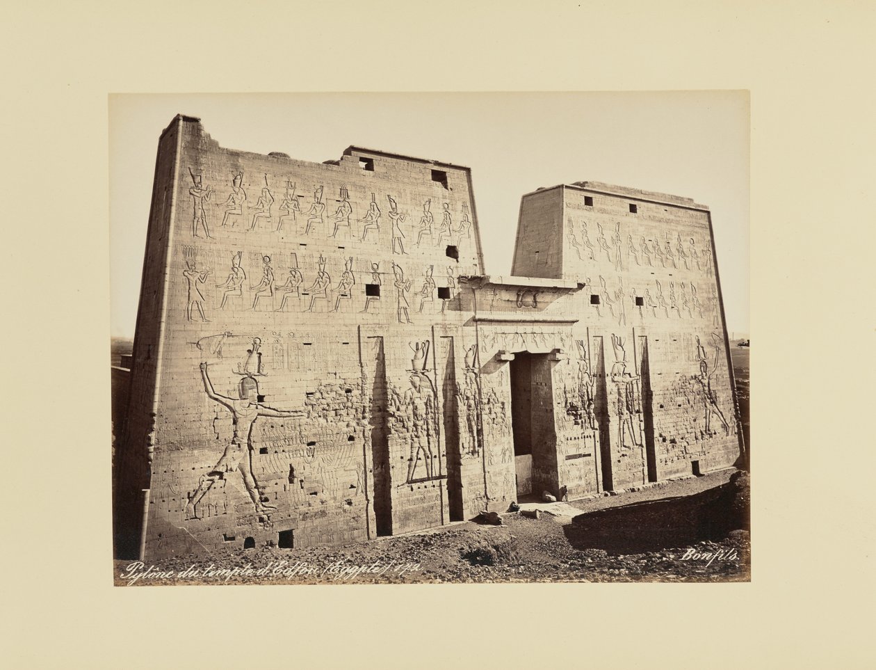 Pylon ved Edfu-tempelet (Egypt) av Félix Bonfils