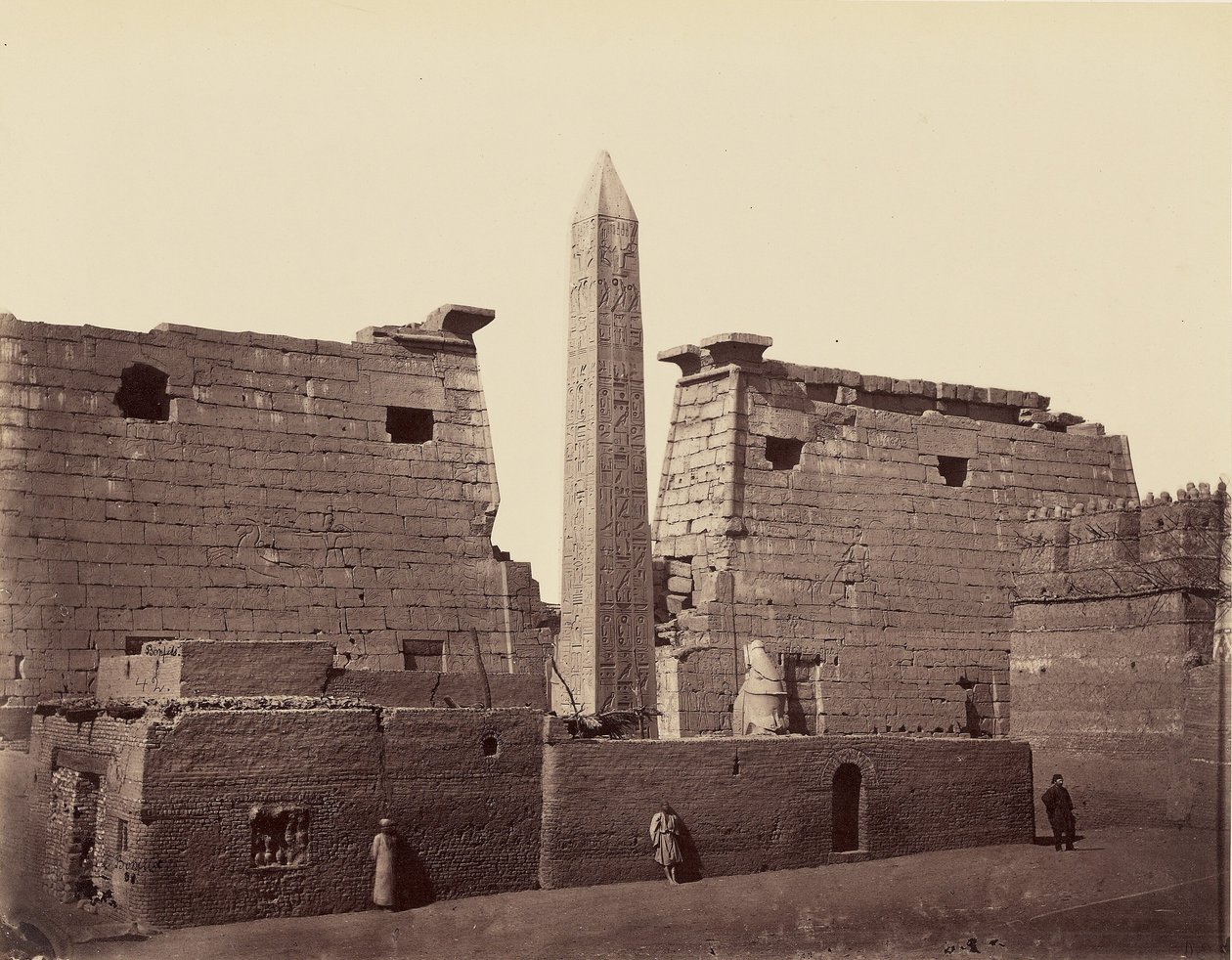 Luxor-tempelet: obelisk og pylon [Theben] av Félix Bonfils