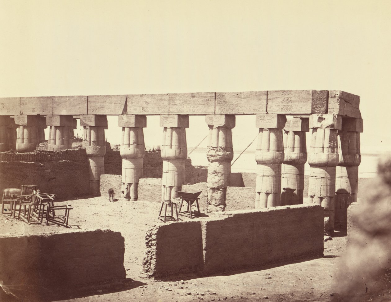 Luxor-tempelet. Oversikt over de midtre søylegangene [Theben] av Félix Bonfils