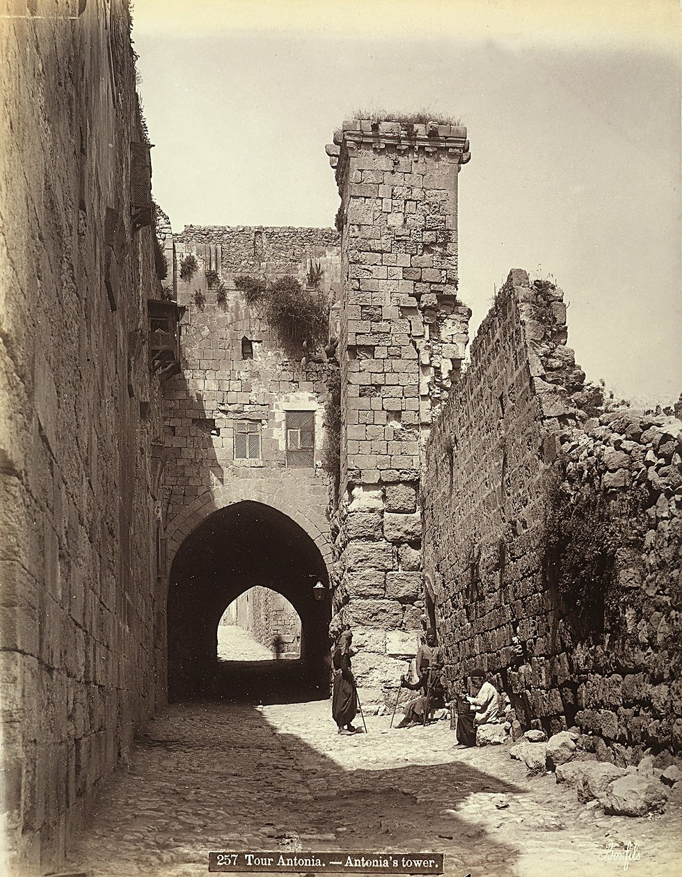 Antonia-tårnet i Jerusalem. Noen menn hviler i nærheten av veggene av Félix Bonfils