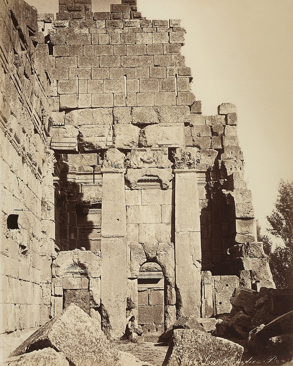 Propylaea av Jupiter-tempelet eller Solens tempel, i den arkeologiske sonen Heliopolis eller Baalbek, gammel syrisk by, nå Libanon av Félix Bonfils
